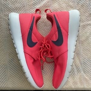 Women’s Nike Coral / Navy Blue Roshe Shoes 7.5